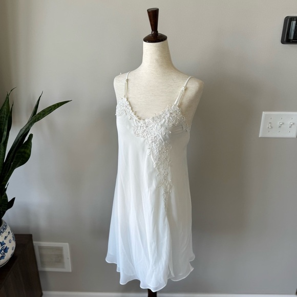 Vintage Elegant White Lace Slip Dress with Embroideries and Pearl Beading - Picture 6 of 11